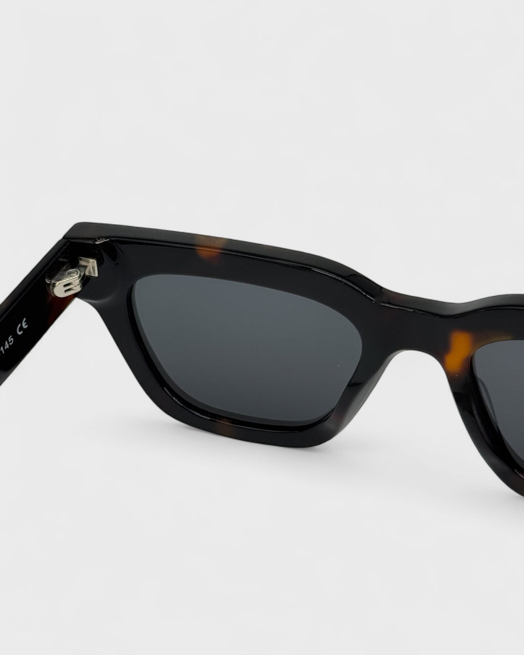 Lucia - Dark brown tortoise