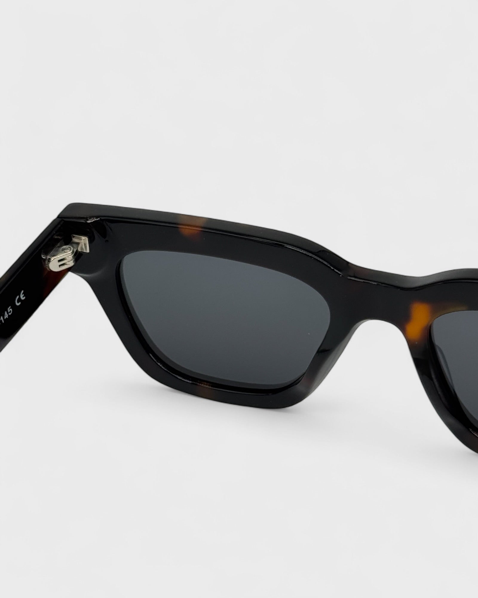 Lucia - Dark brown tortoise