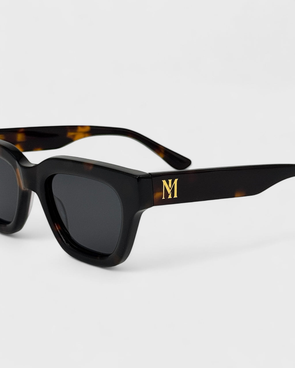 Lucia - Dark brown tortoise